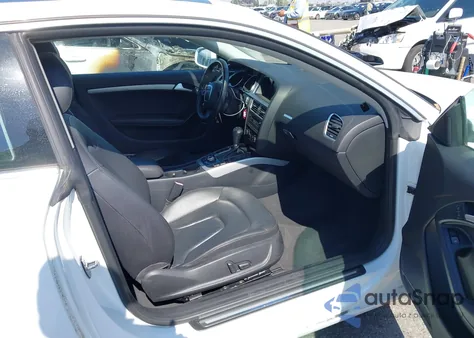 2011 Audi A5 2.0T Premium z USA, uszkodzony, nr VIN WAULFAFR8BA049464